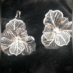 FLORAL SHAPED EARRINGS